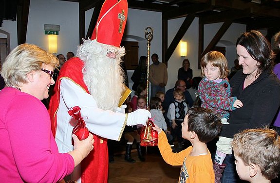 Der Nikolaus besucht die Bisamberger Kinder